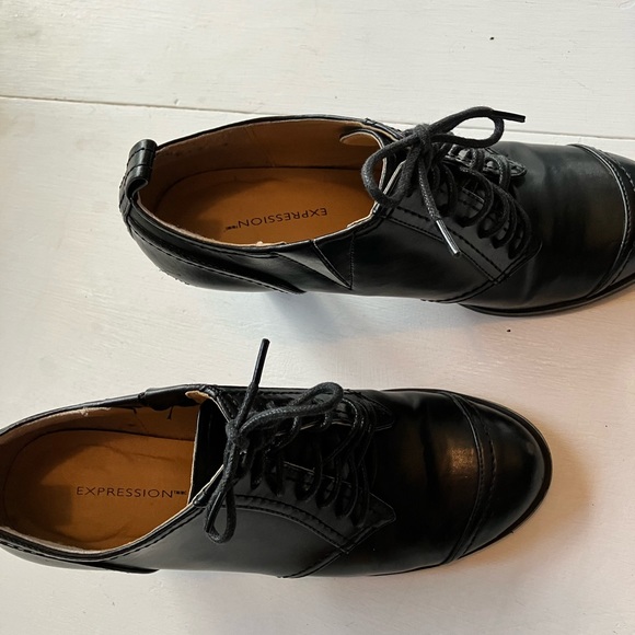 Expressions Black leather lace up.Sz. 6M - Picture 2 of 5